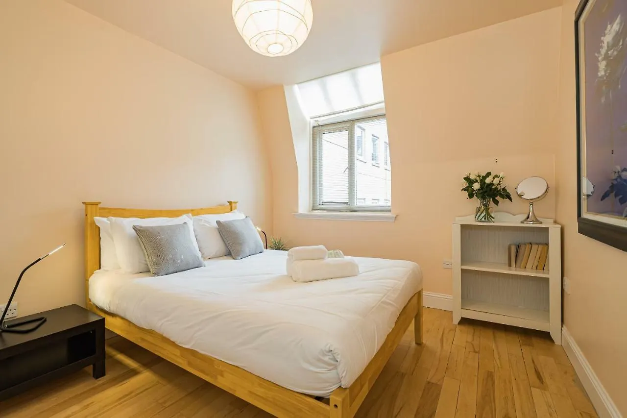2 Bedroom Central Apartment With Stunning Castle View Edinburgh