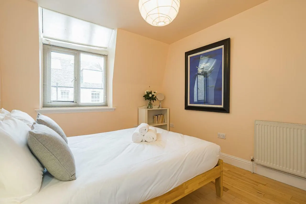 2 Bedroom Central Apartment With Stunning Castle View Edinburgh