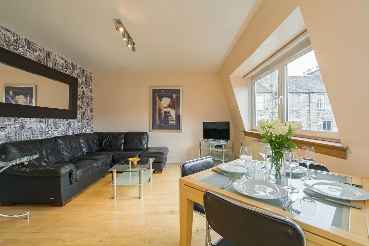 2 Bedroom Central Apartment With Stunning Castle View Edinburgh