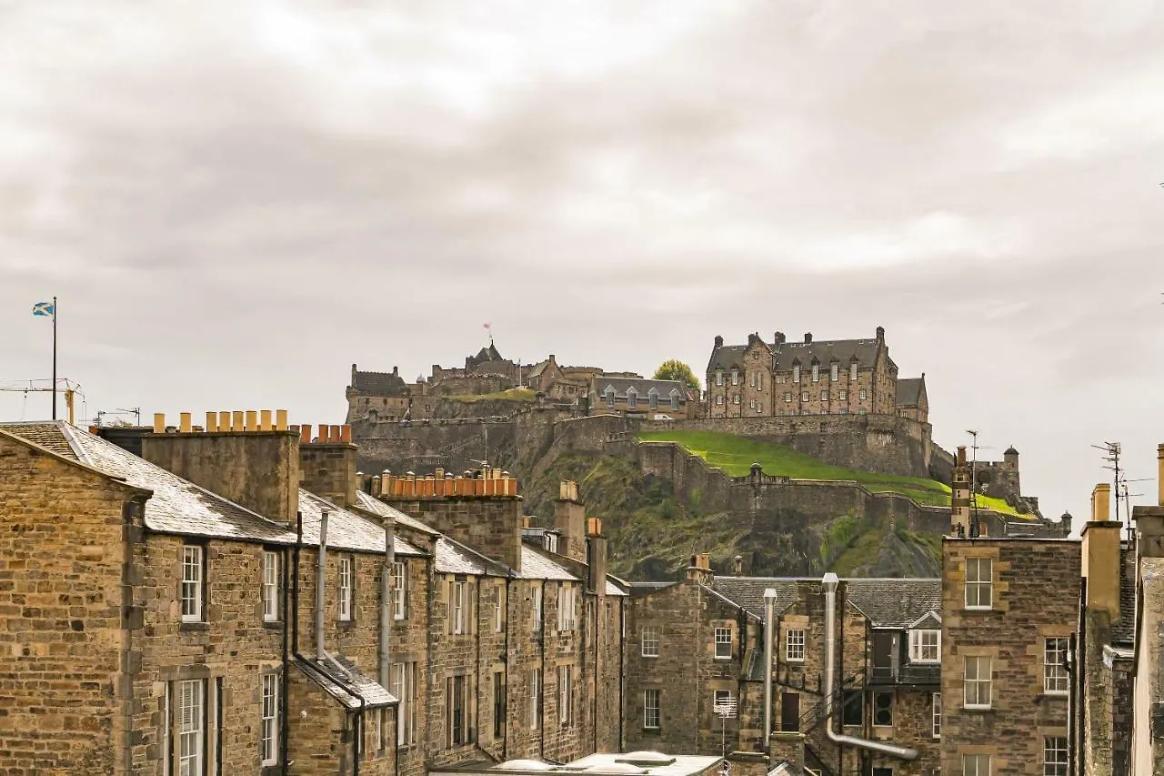 2 Bedroom Central Apartment With Stunning Castle View Edinburgh