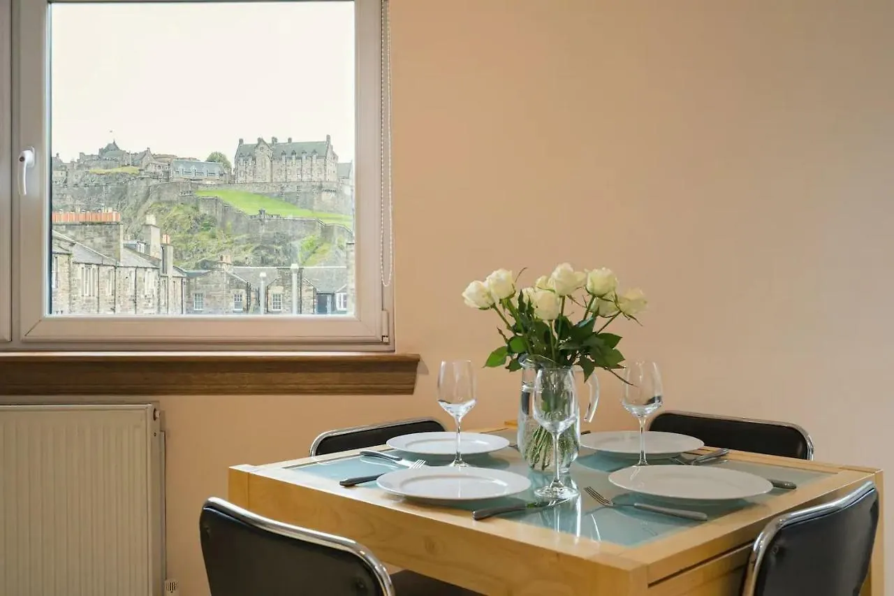 2 Bedroom Central Apartment With Stunning Castle View Edynburg