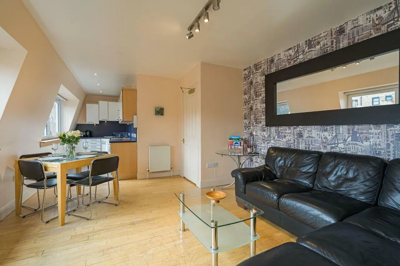 2 Bedroom Central Apartment With Stunning Castle View Edynburg