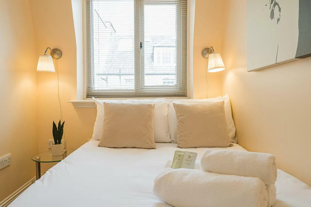 2 Bedroom Central Apartment With Stunning Castle View Edynburg
